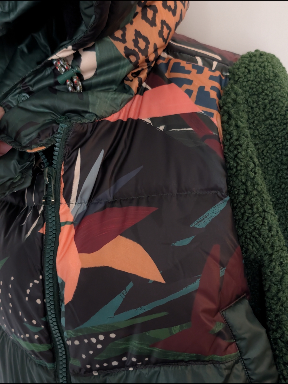 NWT Farm Rio Mixed Leopard Pop Cropped Puffer Jacket Green Sherpa Sleeves Small - Picture 3 of 9